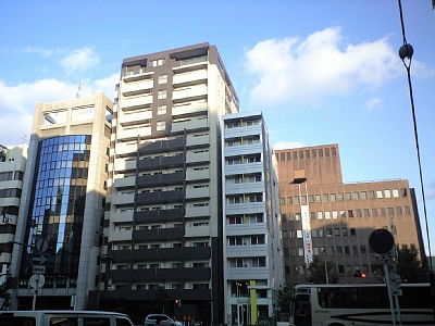 大阪法務局(右端)より３軒目のビルです。