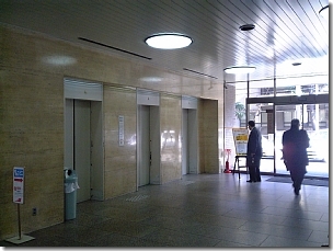 大阪法務局エレベータと駐車場側入り口