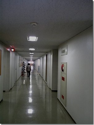 大阪法務局国籍課への廊下