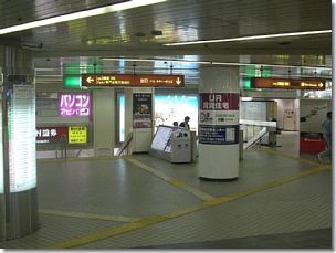 帰化のために堺東駅の改札を出る